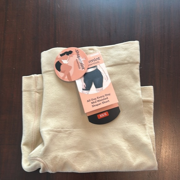 Shapermint® All Day Every Day Mid Waisted Shaper Shorts Nude Size XS/S - Picture 9 of 9